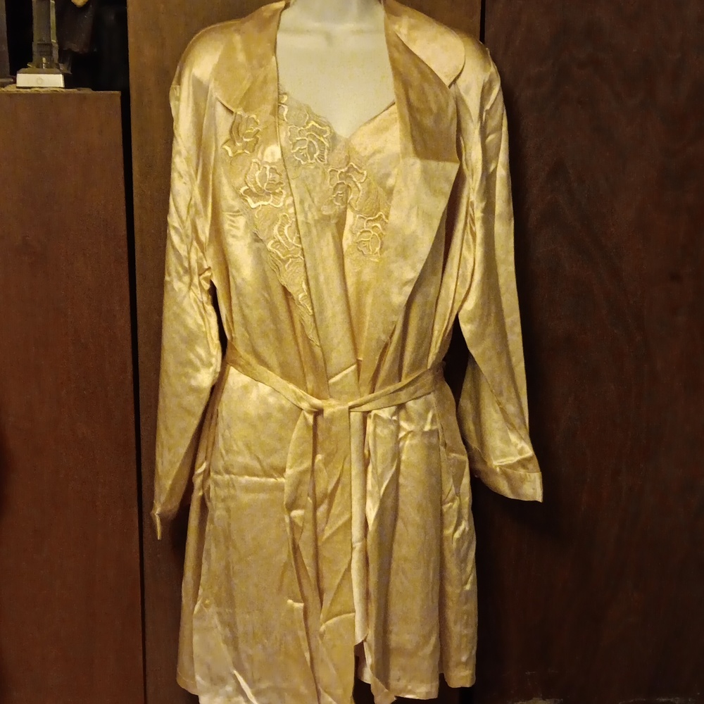 NWOT LINDA HARTMAN INTIMATES ROSE CHEMISE AND ROBE LARGE